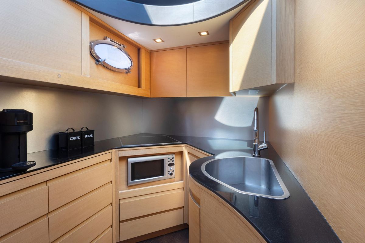 2009 Pershing 65 