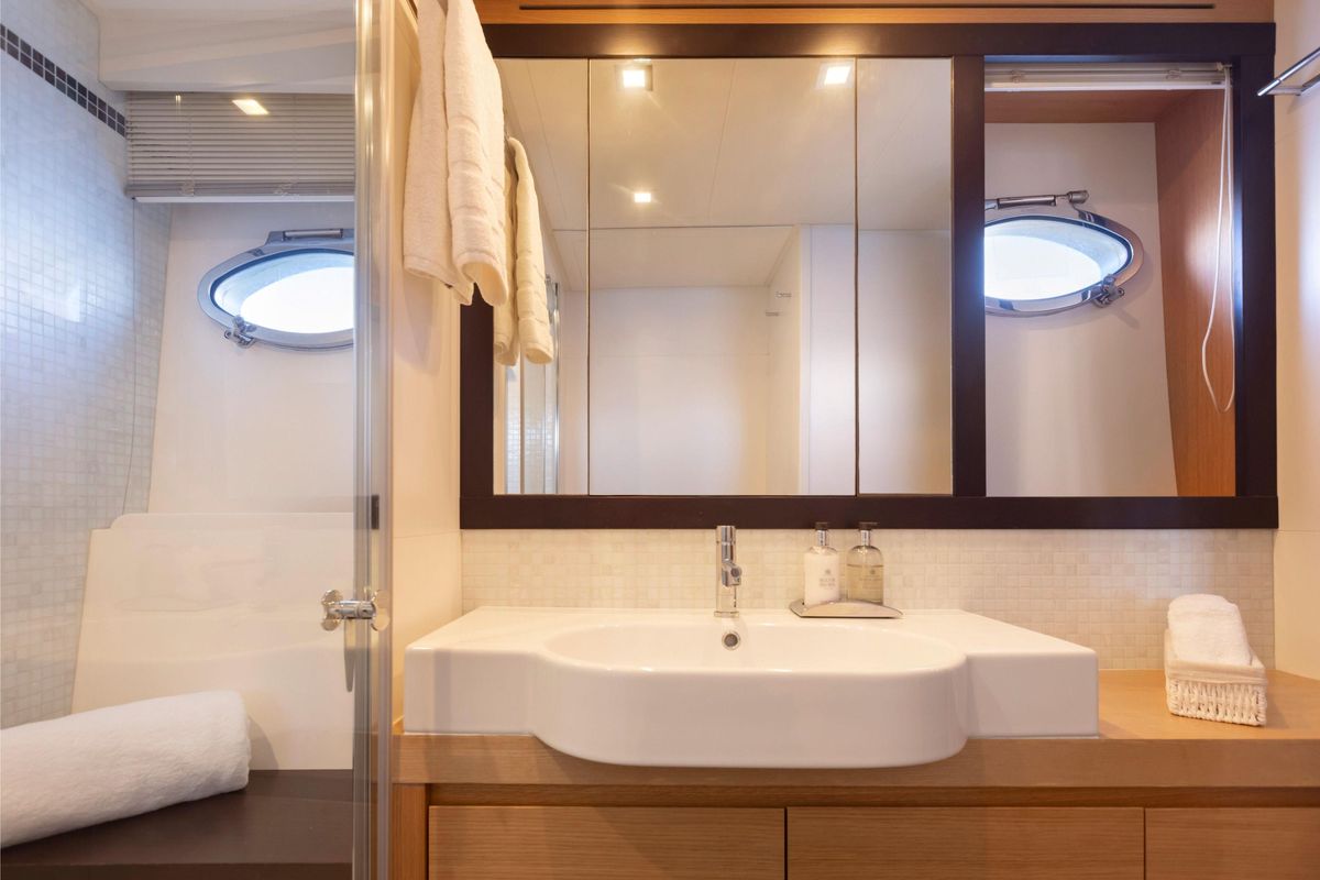 2009 Pershing 65 
