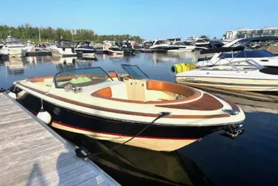 Chris-Craft Launch 28