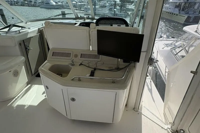 Inconspicuous Yacht Photos Pics 2006 Sea Ray 40 Motor Yacht interior with helm, sink, and monitor, docked at marina.