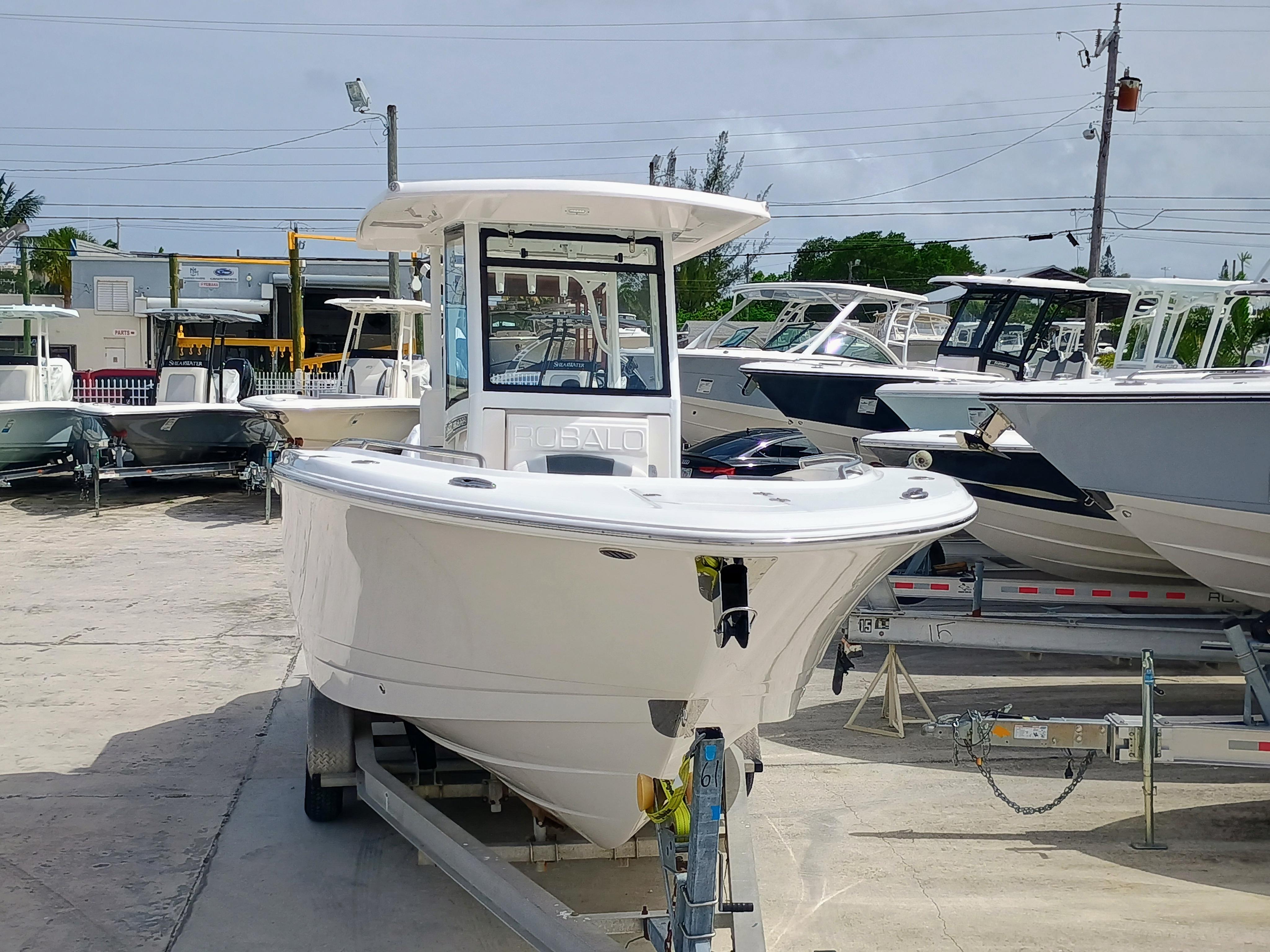 2025 Robalo R270 Center Console - Image 6