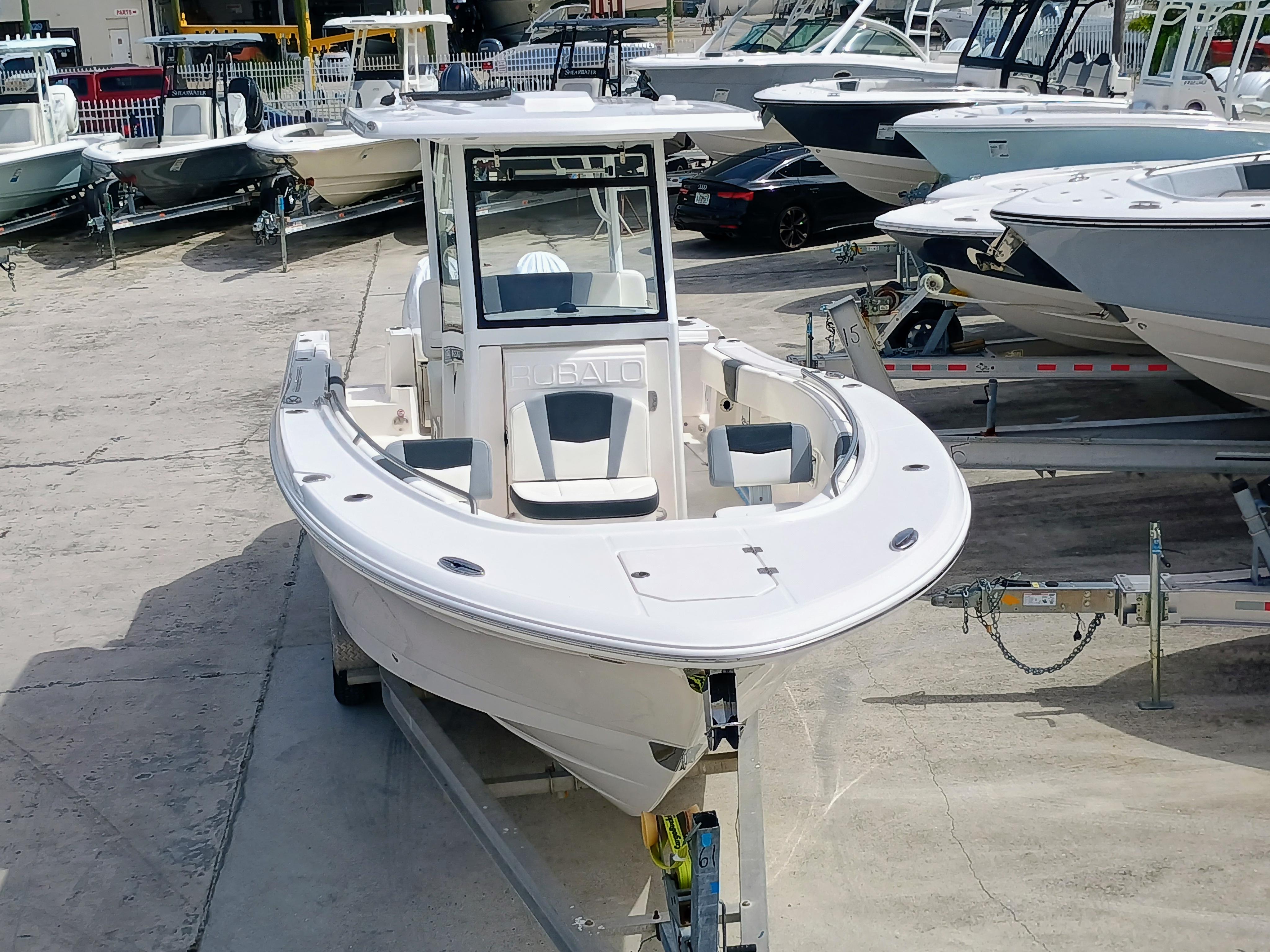 2025 Robalo R270 Center Console - Image 8