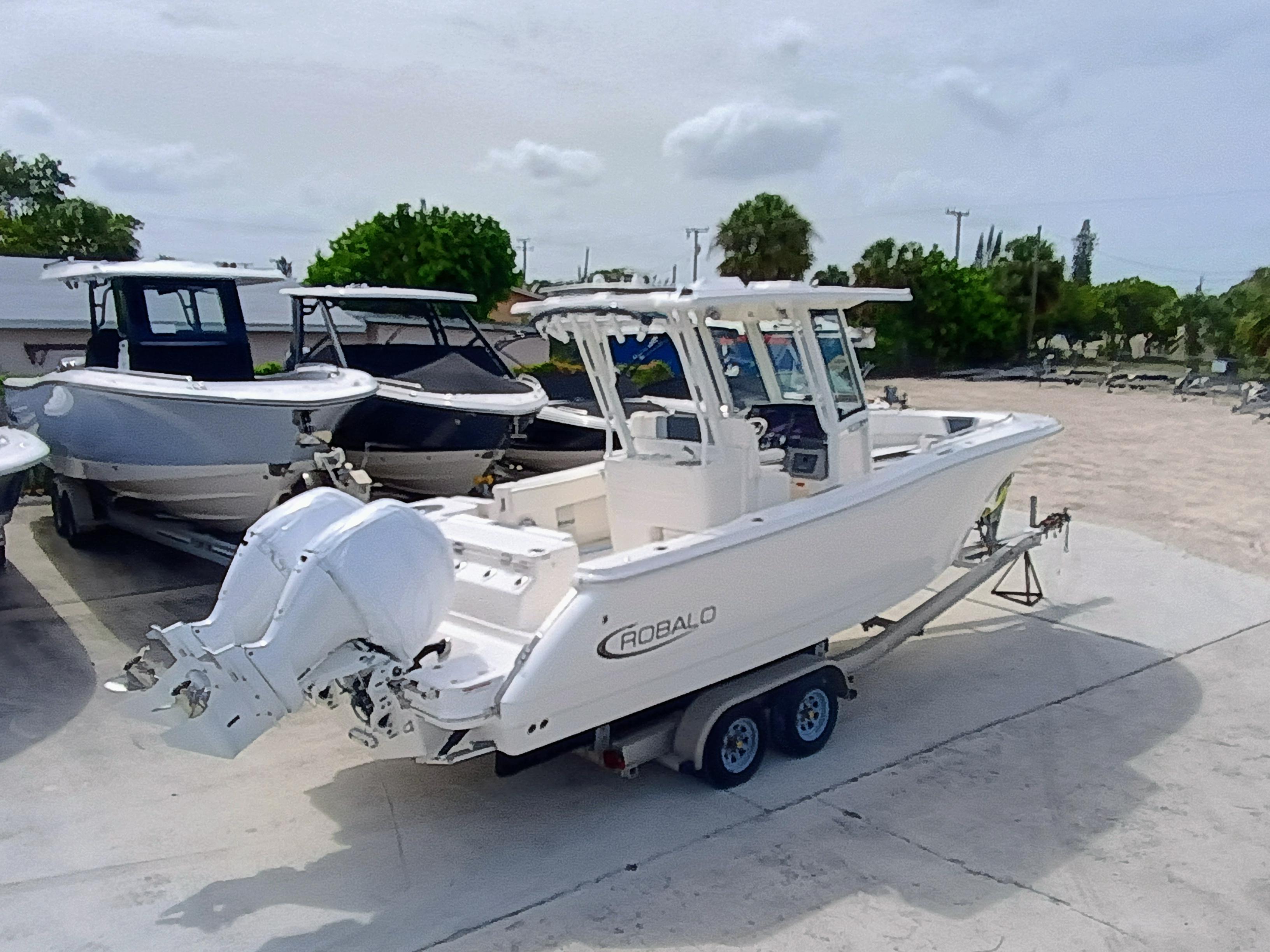 2025 Robalo R270 Center Console - Image 2
