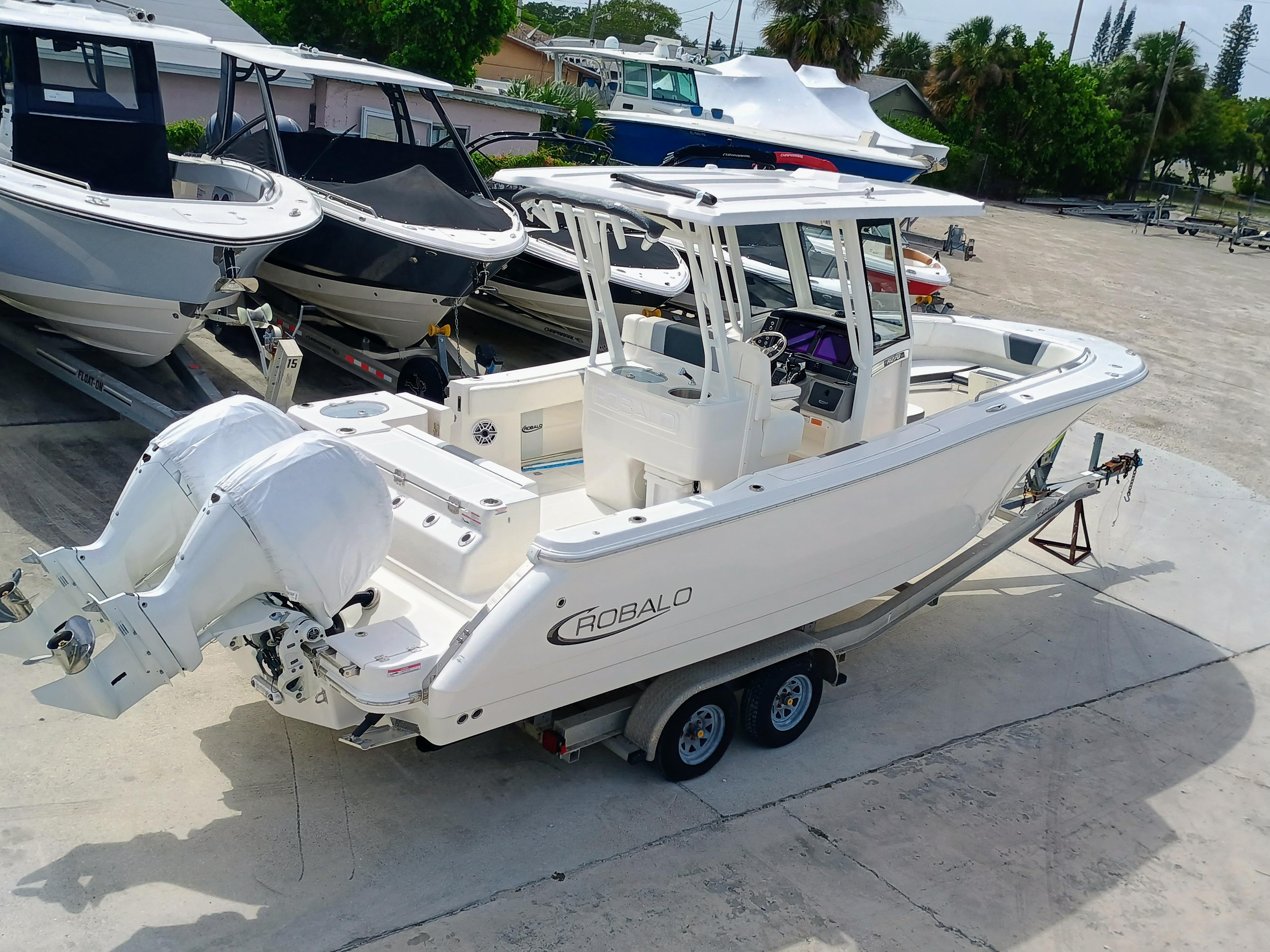 2025 Robalo R270 Center Console - Image 3
