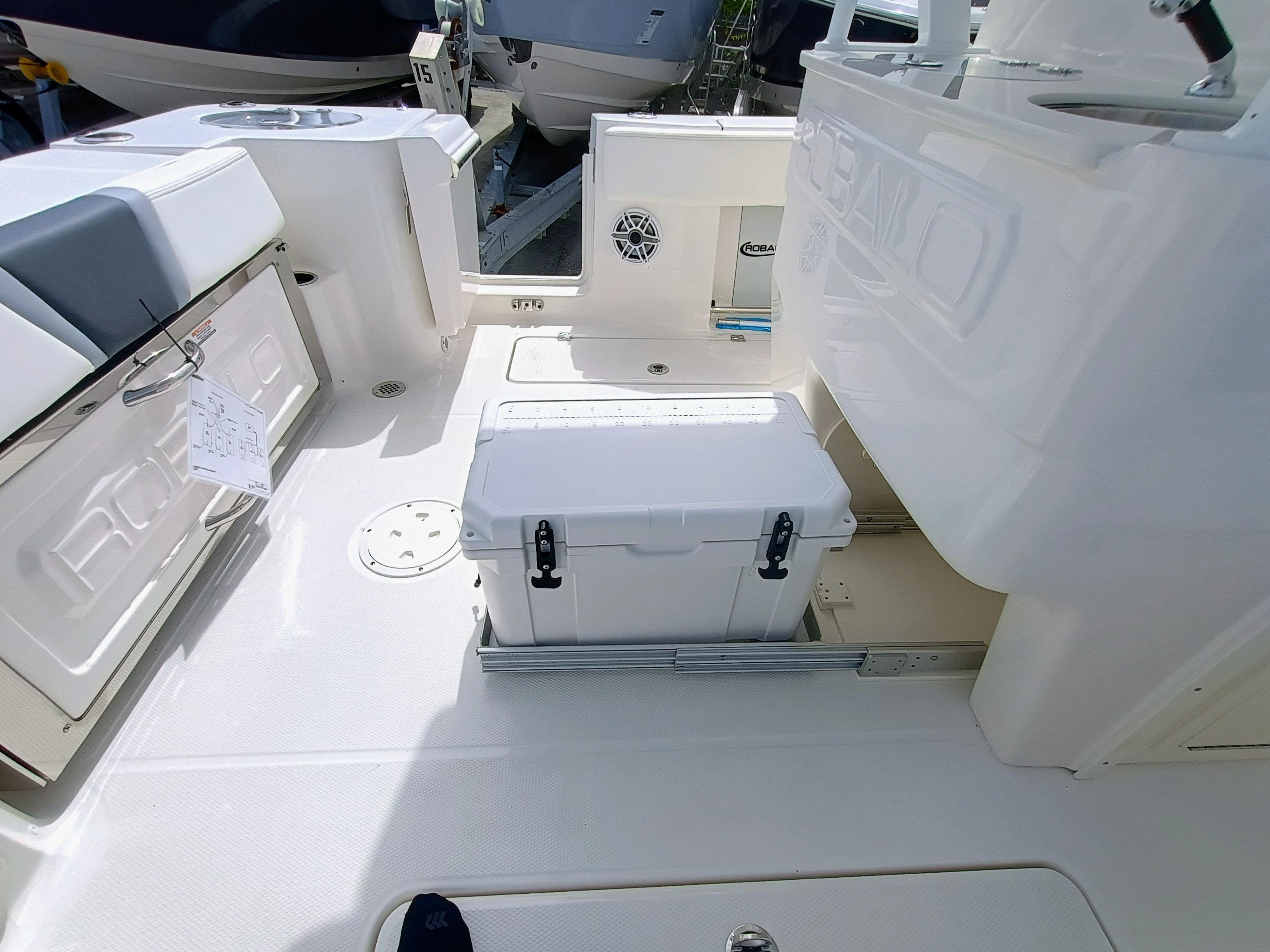 2025 Robalo R270 Center Console - Image 12