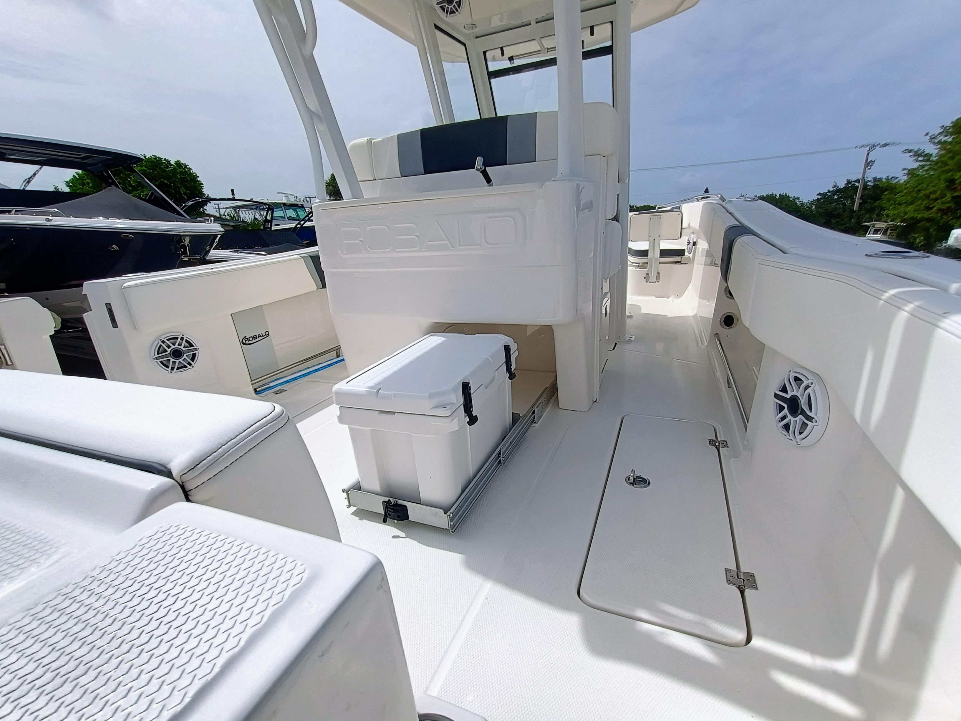 2025 Robalo R270 Center Console - Image 7