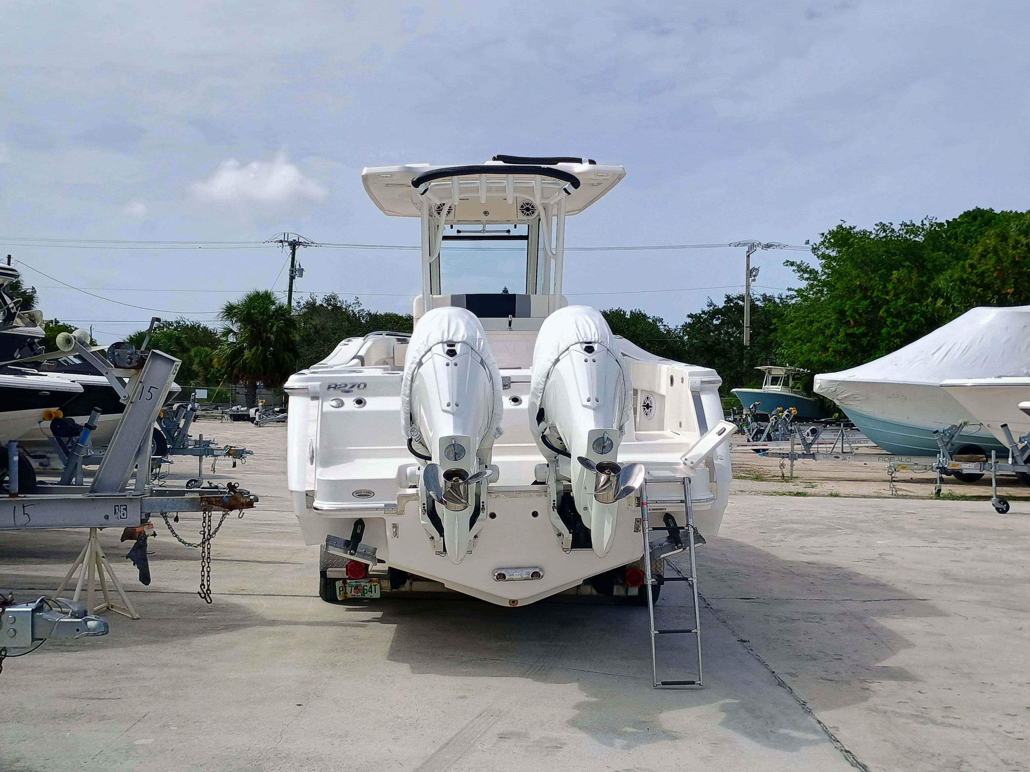 2025 Robalo R270 Center Console - Image 9