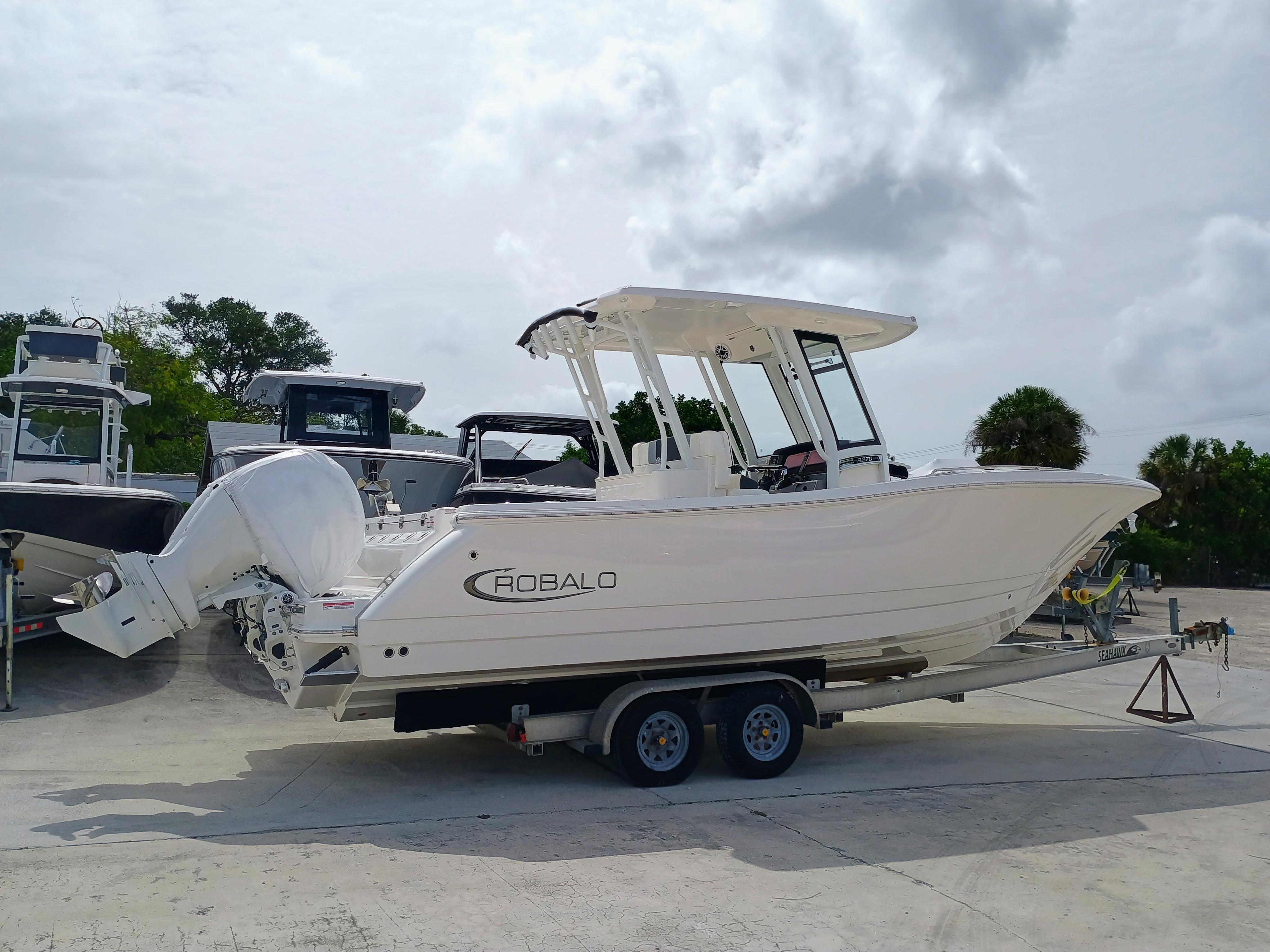 2025 Robalo R270 Center Console - Image 5