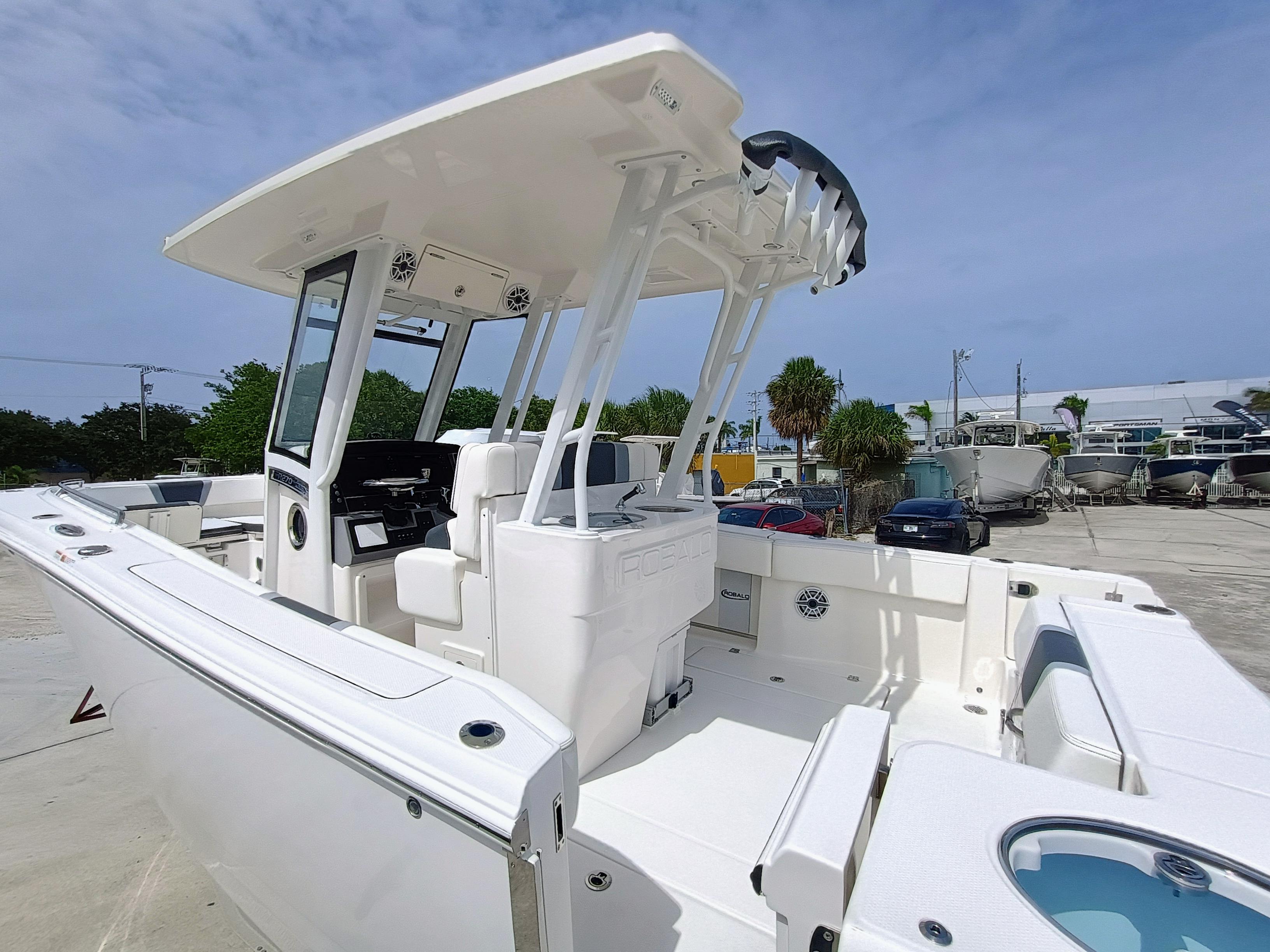 2025 Robalo R270 Center Console - Image 14