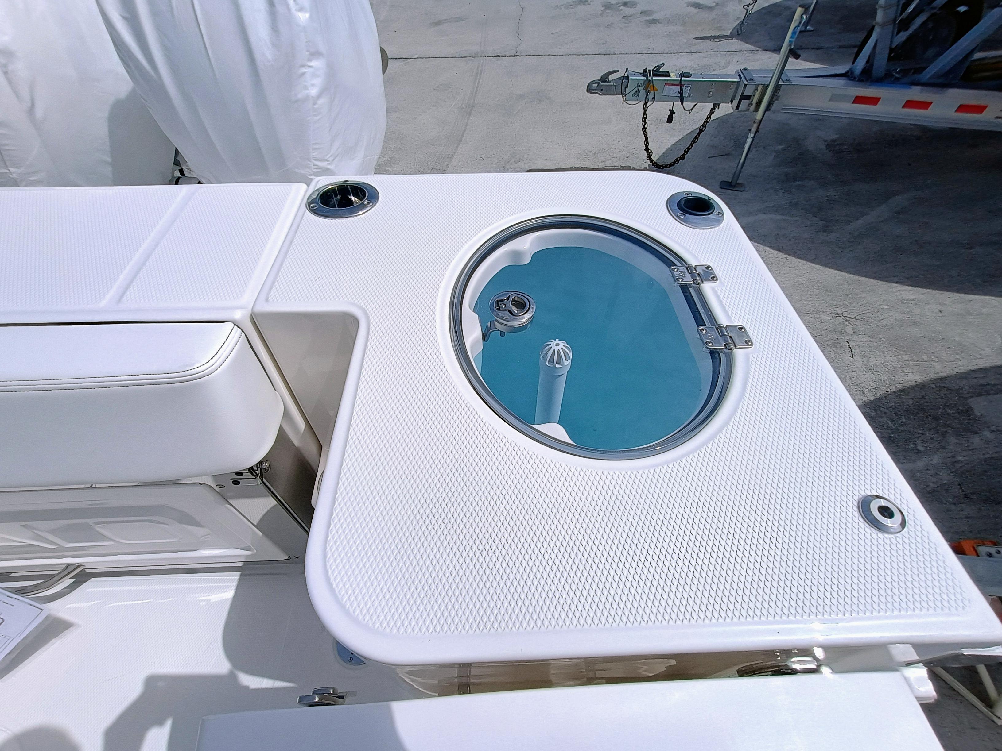 2025 Robalo R270 Center Console - Image 13