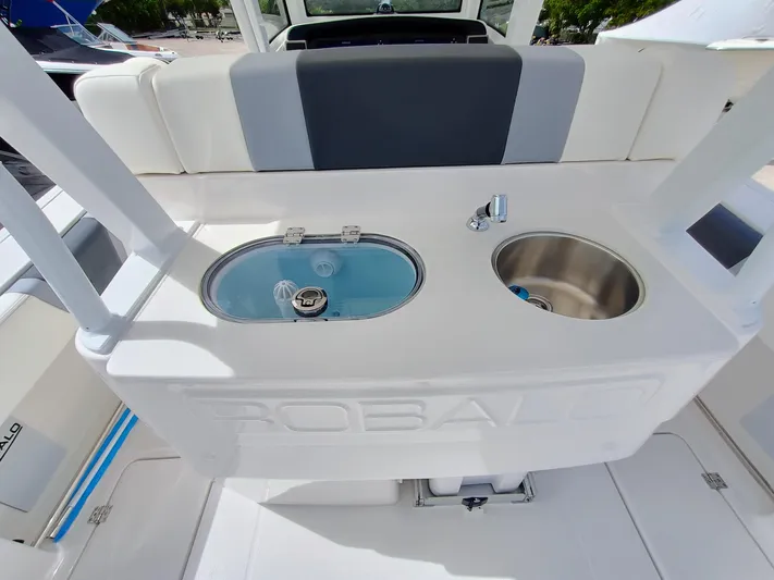 270-152 Yacht Photos Pics 2025 Robalo R270 Center Console boat with livewell and sink station.