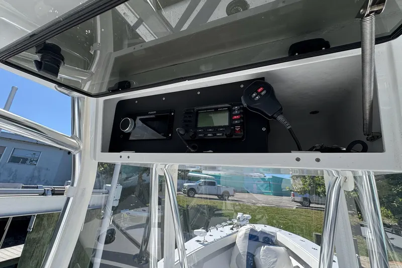  Yacht Photos Pics 2007 Conch 27 boat console with radio and navigation equipment.