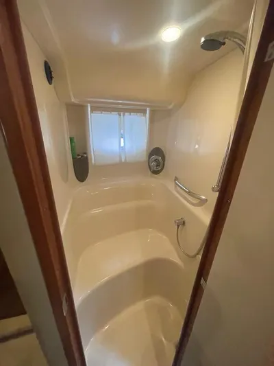 Lucky Duck Yacht Photos Pics 2005 Sea Ray 420 Sundancer bathroom with shower and modern fixtures.