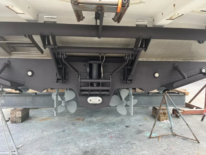 Lucky Duck Yacht Photos Pics 2005 Sea Ray 420 Sundancer boat underside with propellers and support stands.