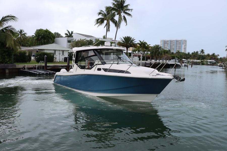 2021 Boston Whaler 325 Conquest