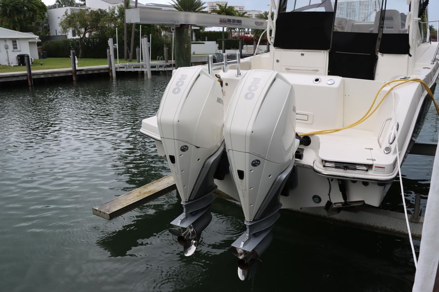 2021 Boston Whaler 325 Conquest