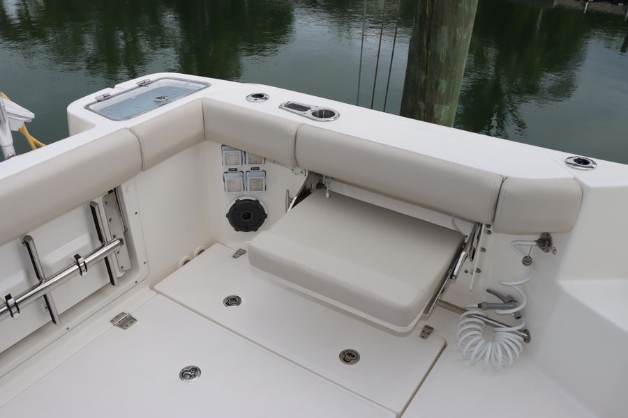 2021 Boston Whaler 325 Conquest