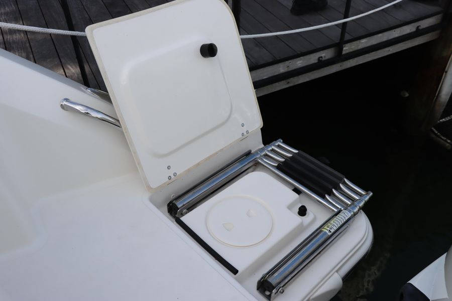 2021 Boston Whaler 325 Conquest