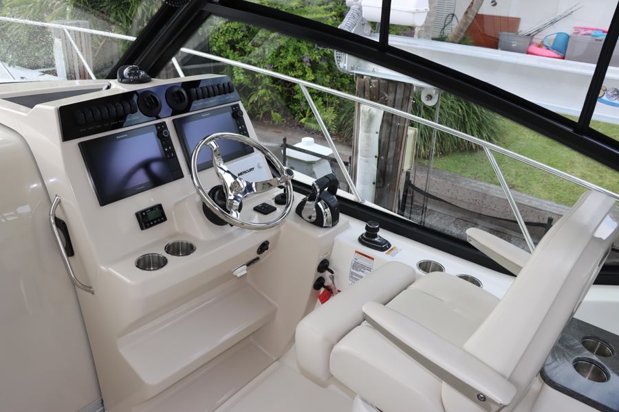 2021 Boston Whaler 325 Conquest