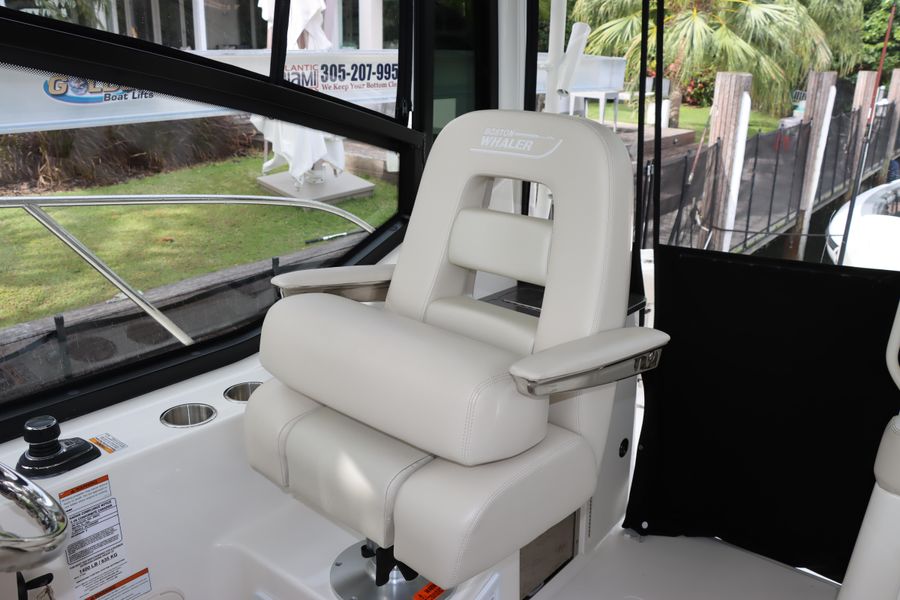 2021 Boston Whaler 325 Conquest