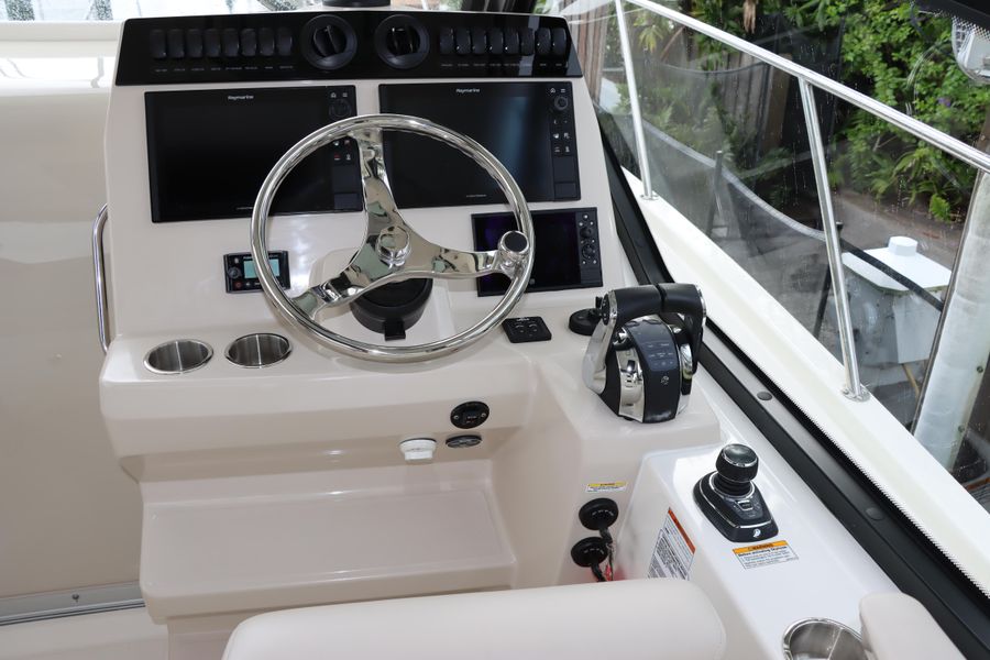 2021 Boston Whaler 325 Conquest