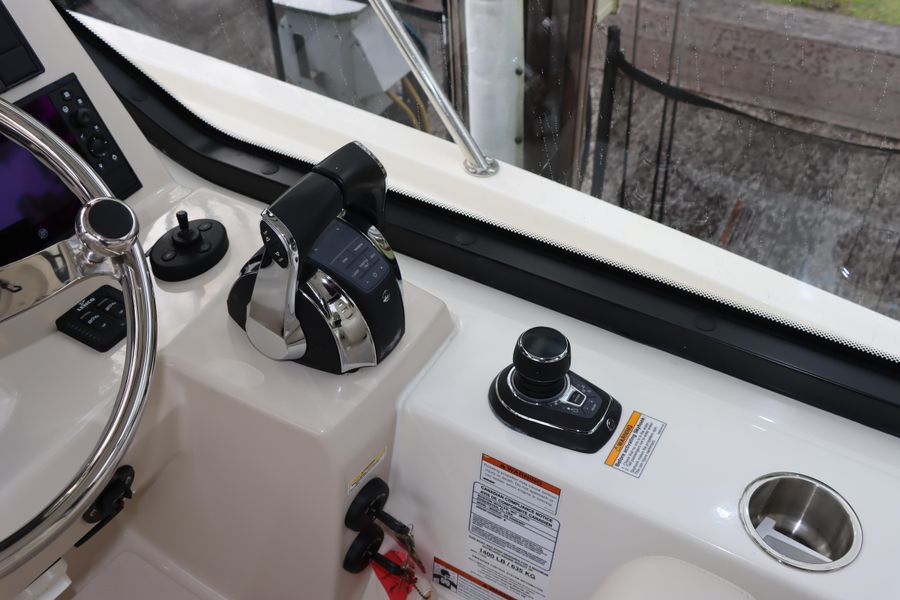 2021 Boston Whaler 325 Conquest