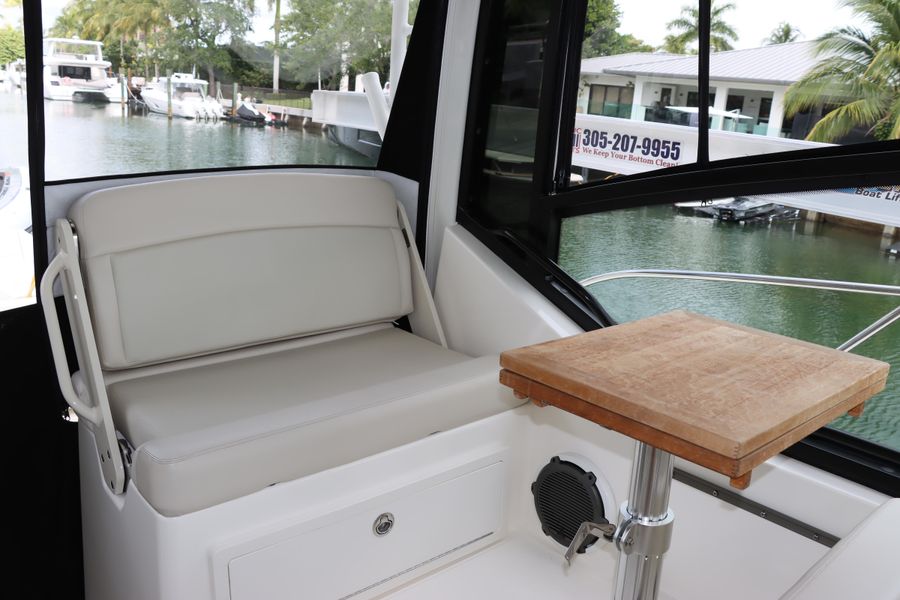 2021 Boston Whaler 325 Conquest