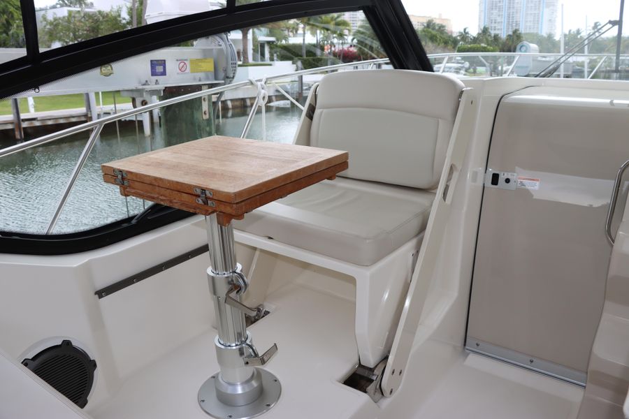 2021 Boston Whaler 325 Conquest