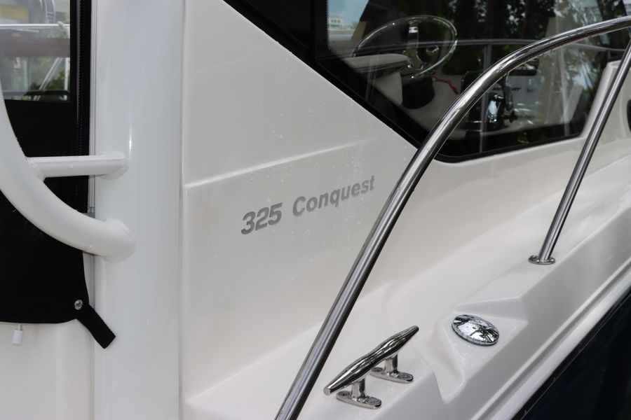 2021 Boston Whaler 325 Conquest