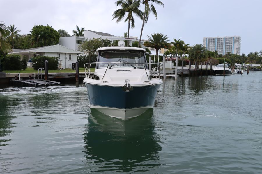 2021 Boston Whaler 325 Conquest