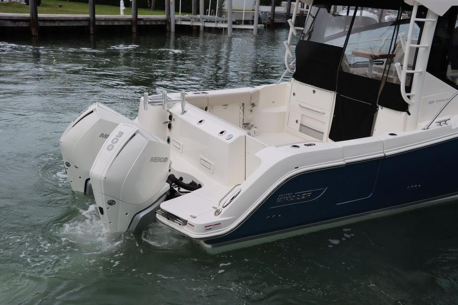 2021 Boston Whaler 325 Conquest