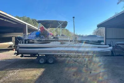 Crestliner Grand Cayman 2585