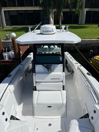  Yacht Photos Pics 2019 Blackfin 272 CC boat with Garmin equipment, docked near a grassy area.