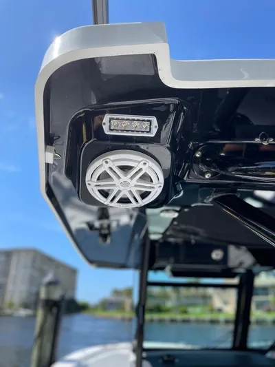  Yacht Photos Pics 2019 Blackfin 272 CC boat speaker and light detail against a clear blue sky.
