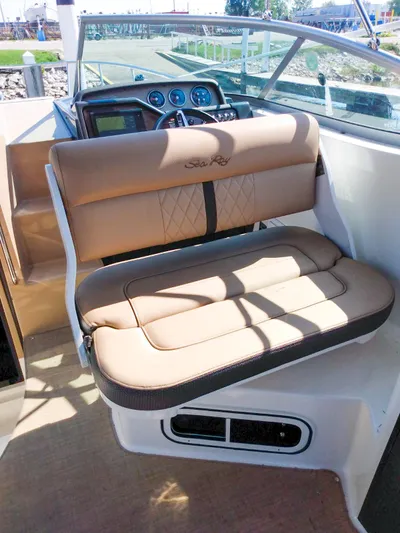 280 Sundancer Yacht Photos Pics 2016 Sea Ray 280 Sundancer cockpit with tan seating and modern dashboard.