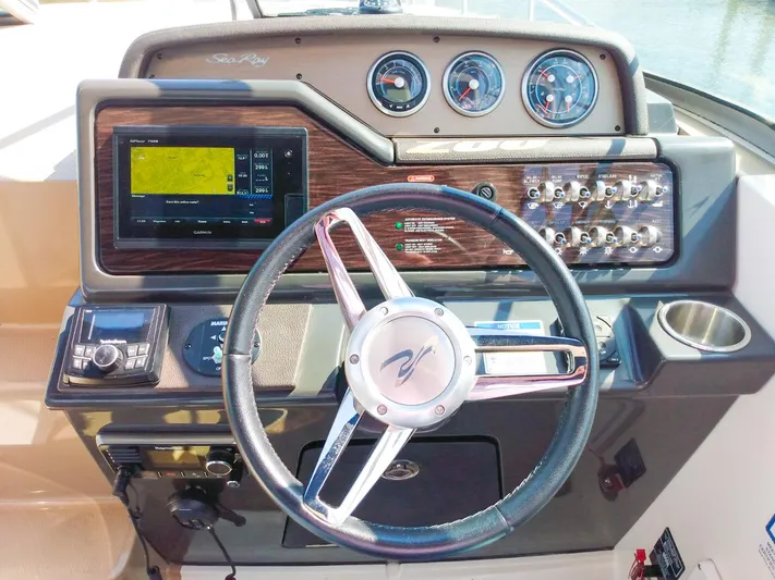280 Sundancer Yacht Photos Pics Helm of 2016 Sea Ray 280 Sundancer with steering wheel and control panel.
