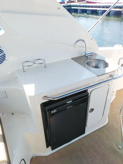 280 Sundancer Yacht Photos Pics 2016 Sea Ray 280 Sundancer boat kitchenette with sink and mini fridge.
