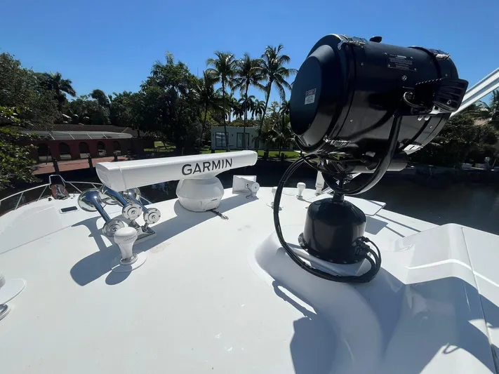  Yacht Photos Pics Rooftop of 2000 Buddy Davis 78 yacht with Garmin radar and spotlight, surrounded by palm trees.