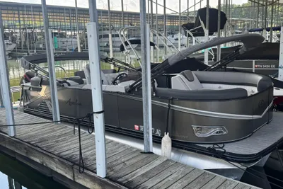 Avalon LSZ Entertainer - 24'