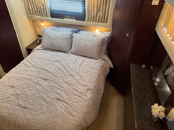 Lazy Gray Yacht Photos Pics Luxurious bedroom interior of 2008 Sea Ray 40 Motor Yacht with cozy bedding.