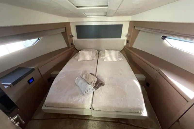 Clinique Bateau Yacht Photos Pics Luxurious cabin interior of 2020 Prestige 520 Fly yacht with twin beds and modern decor.