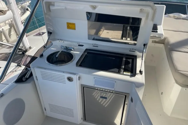Clinique Bateau Yacht Photos Pics Outdoor kitchenette on 2020 Prestige 520 Fly yacht with sink and grill.