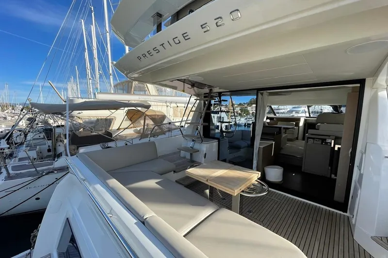 Clinique Bateau Yacht Photos Pics Luxury 2020 Prestige 520 Fly yacht with spacious deck and modern interior.