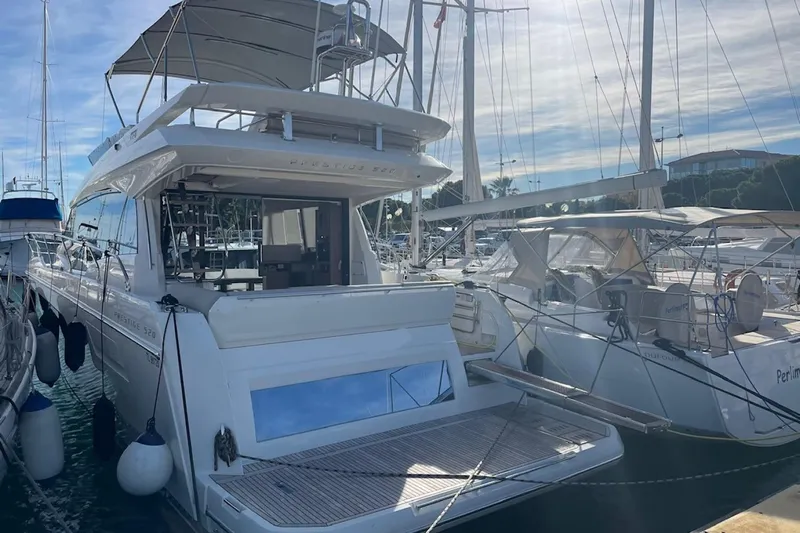 Clinique Bateau Yacht Photos Pics 2020 Prestige 520 Fly yacht docked at marina, featuring sleek design and spacious deck.
