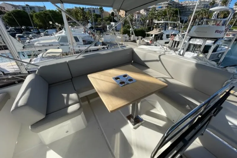 Clinique Bateau Yacht Photos Pics Prestige 520 Fly 2020 yacht flybridge with seating and table, docked in marina.
