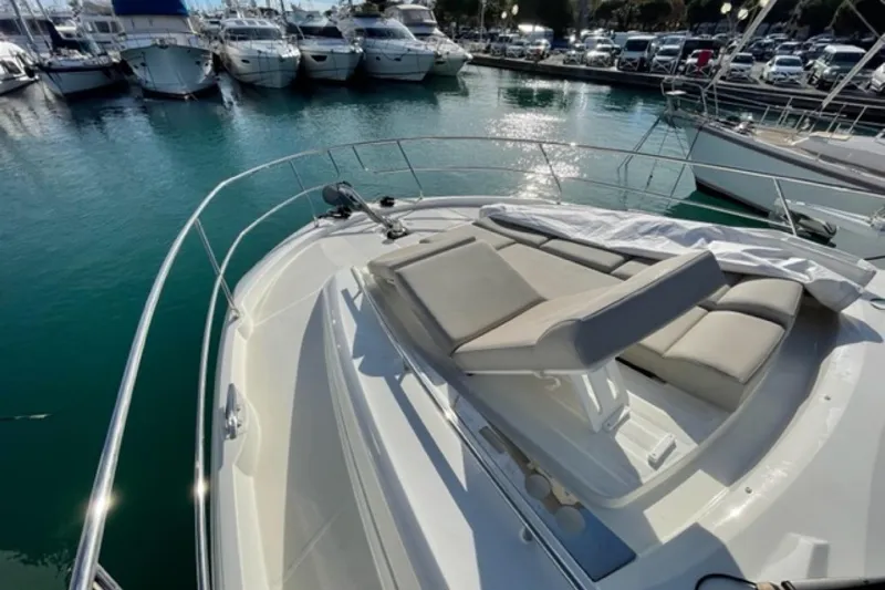 Clinique Bateau Yacht Photos Pics Prestige 520 Fly 2020 yacht with sun loungers, docked in a marina.
