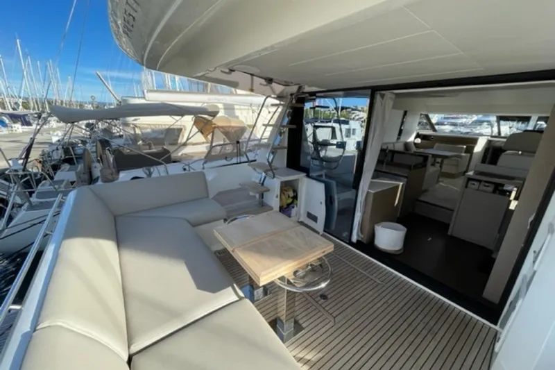 Clinique Bateau Yacht Photos Pics Luxurious 2020 Prestige 520 Fly yacht with spacious deck and modern interior design.