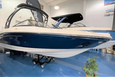 Sea Ray SPX 210