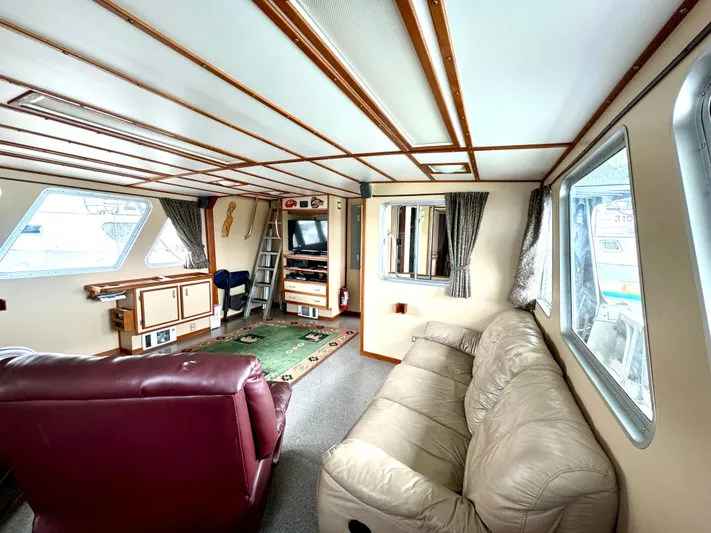 Western Shore Yacht Photos Pics Luxurious interior of a 1989 Custom Expedition Yacht with comfortable seating and nautical decor.