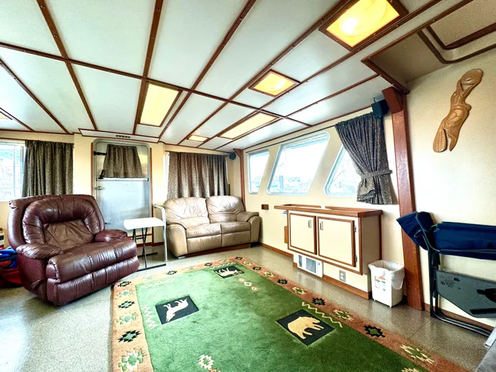 Western Shore Yacht Photos Pics Cozy interior of 1989 Custom Expedition Yacht with leather seating and decorative rug.